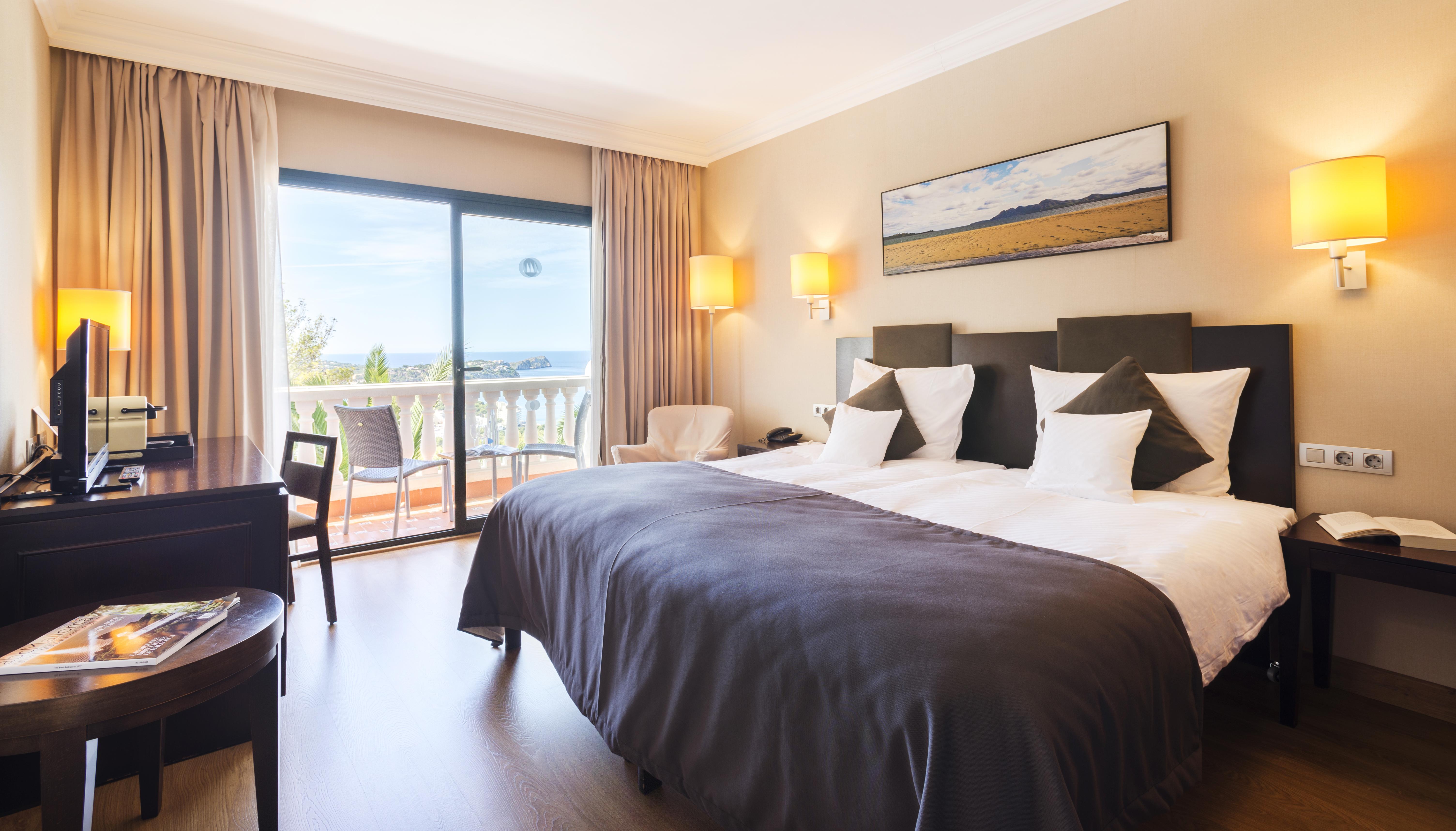 Hilton Mallorca Galatzo ปาเกรา ภายนอก รูปภาพ A typical hotel room
