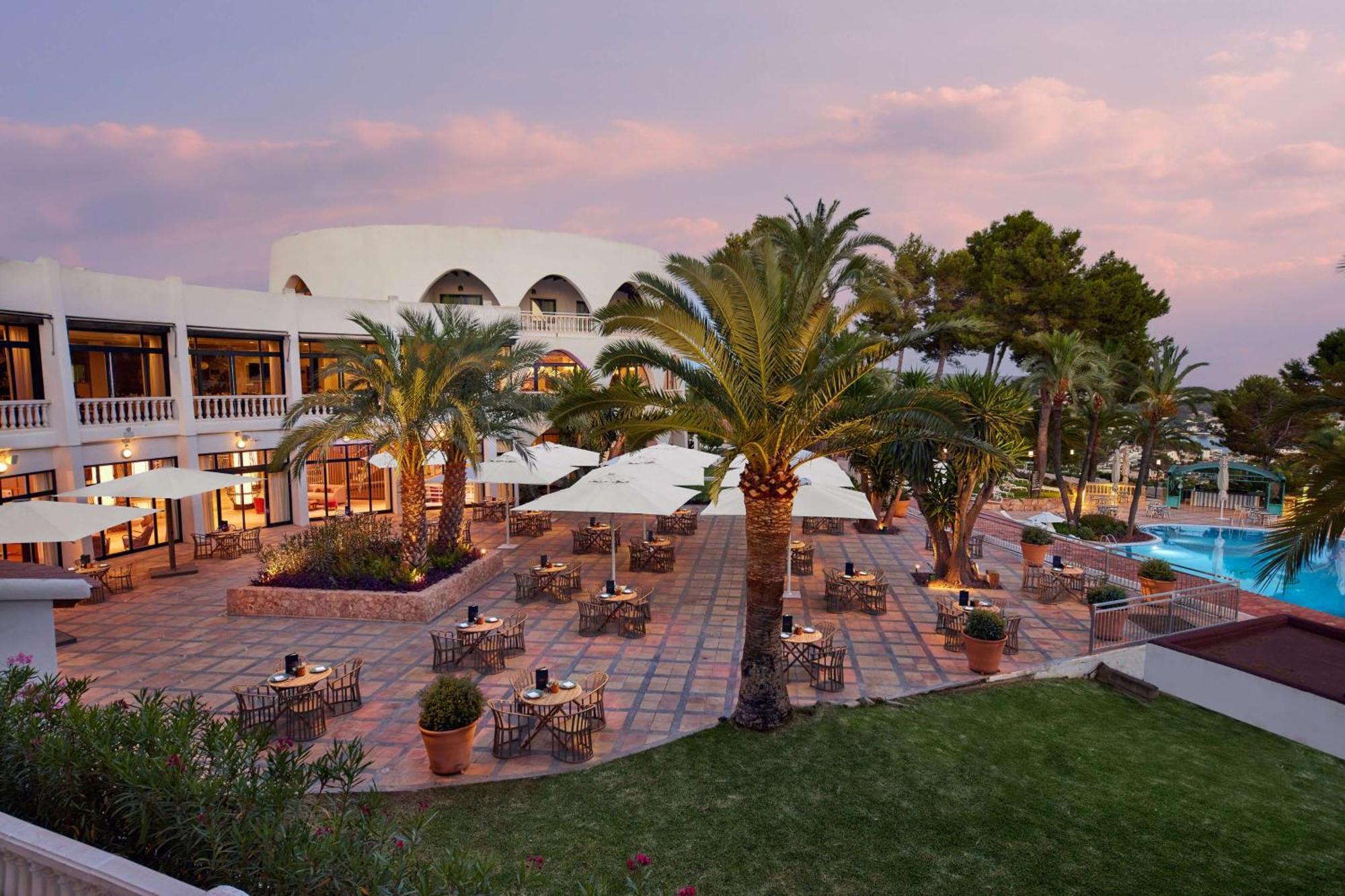 Hilton Mallorca Galatzo ปาเกรา ภายนอก รูปภาพ The resort's main building
