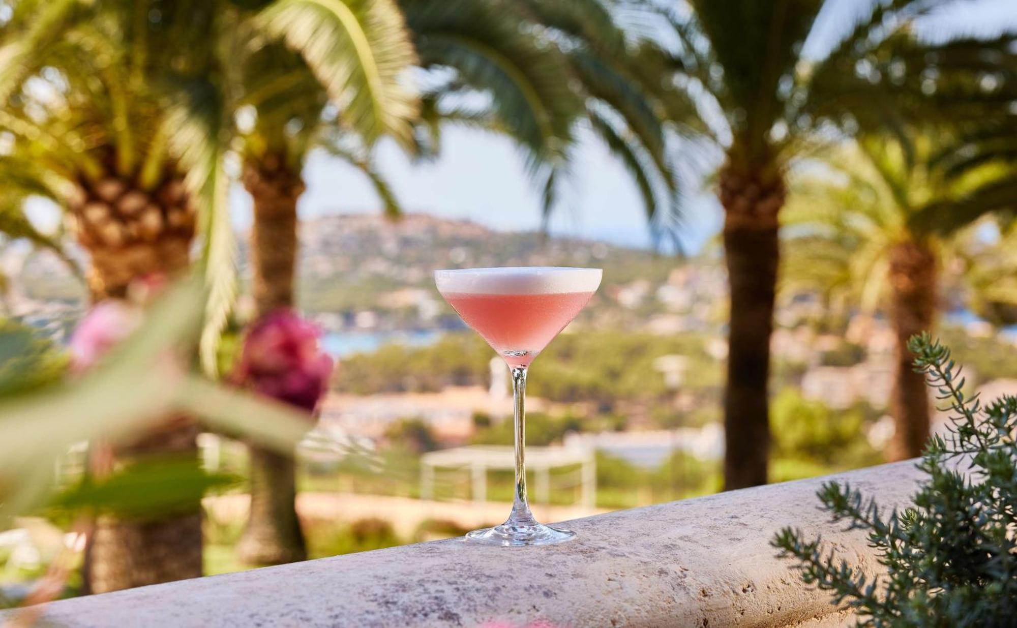 Hilton Mallorca Galatzo ปาเกรา ภายนอก รูปภาพ A Pink Lady