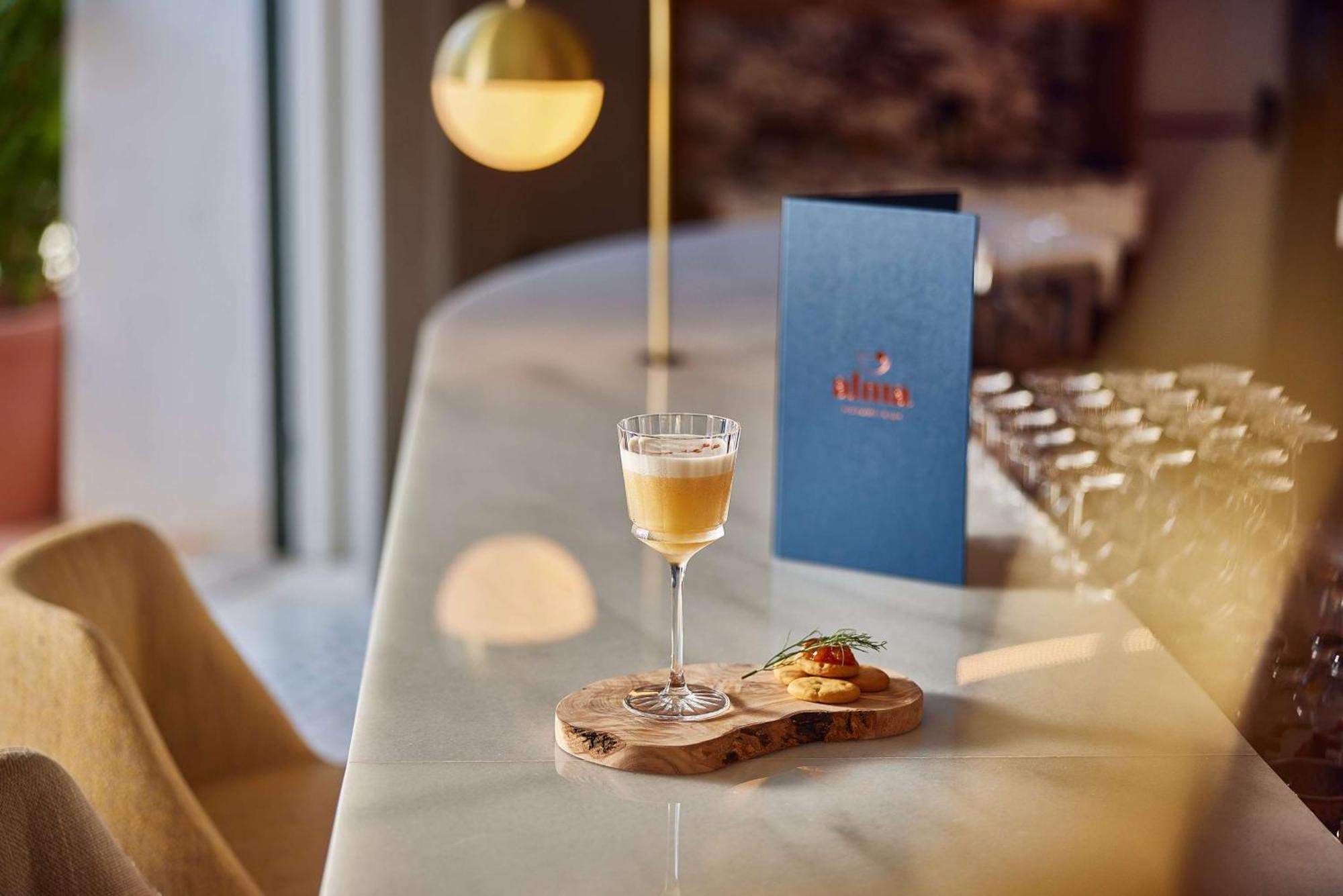 Hilton Mallorca Galatzo ปาเกรา ภายนอก รูปภาพ A glass of beer at the restaurant
