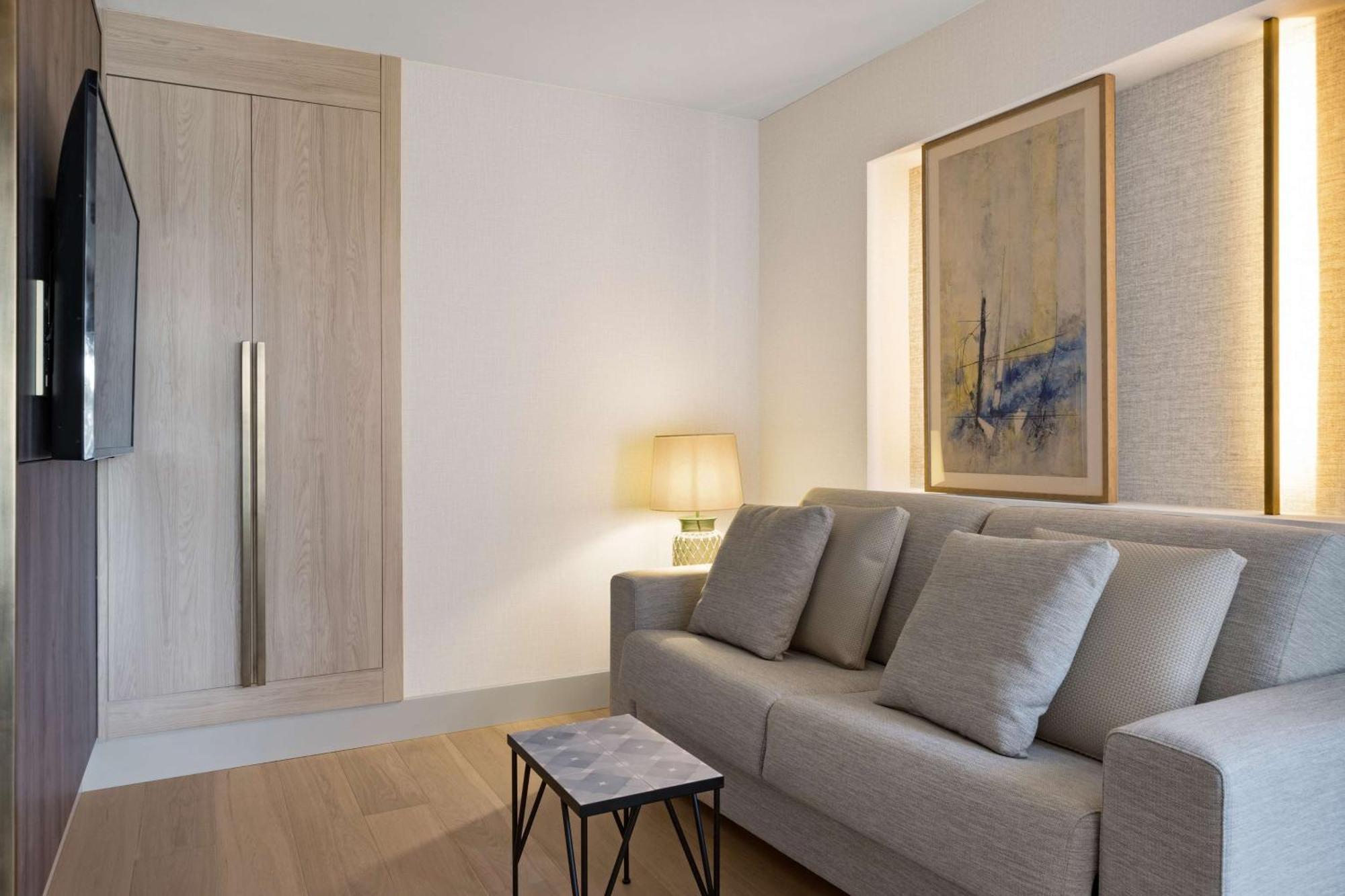Hilton Mallorca Galatzo ปาเกรา ภายนอก รูปภาพ A living room at the hotel