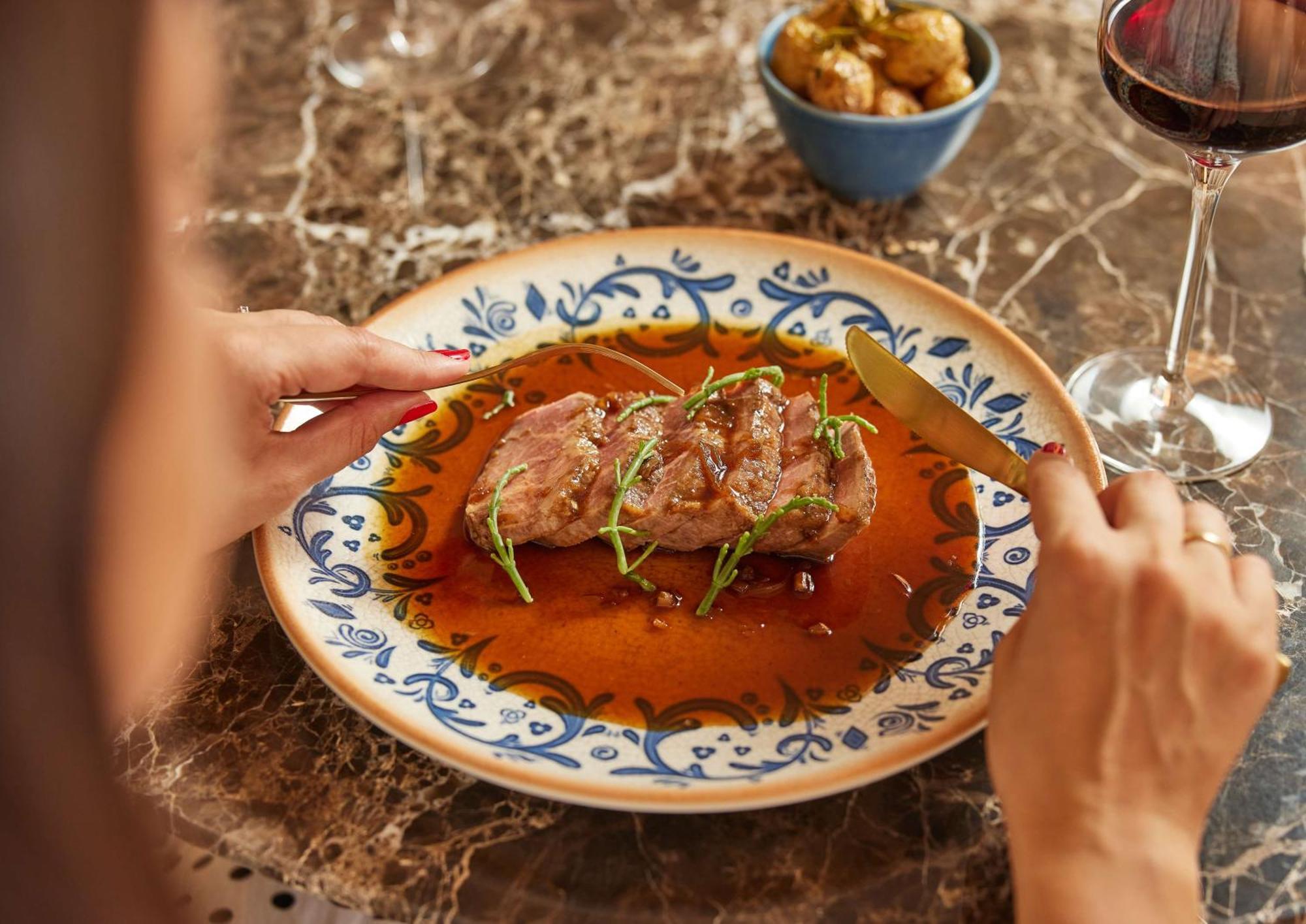 Hilton Mallorca Galatzo ปาเกรา ภายนอก รูปภาพ A plate of bistek