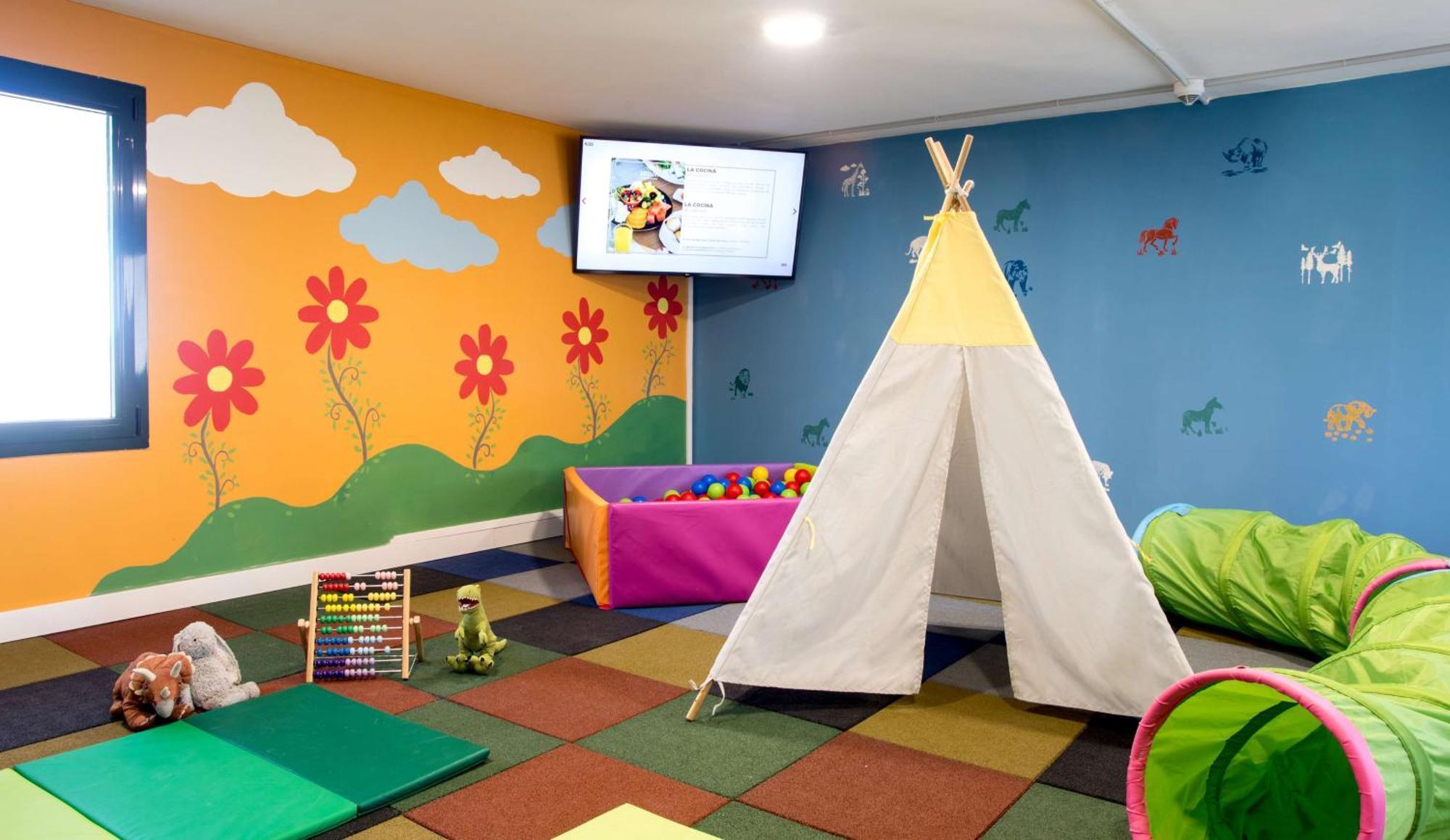 Hilton Mallorca Galatzo ปาเกรา ภายนอก รูปภาพ A children's playroom at a hotel